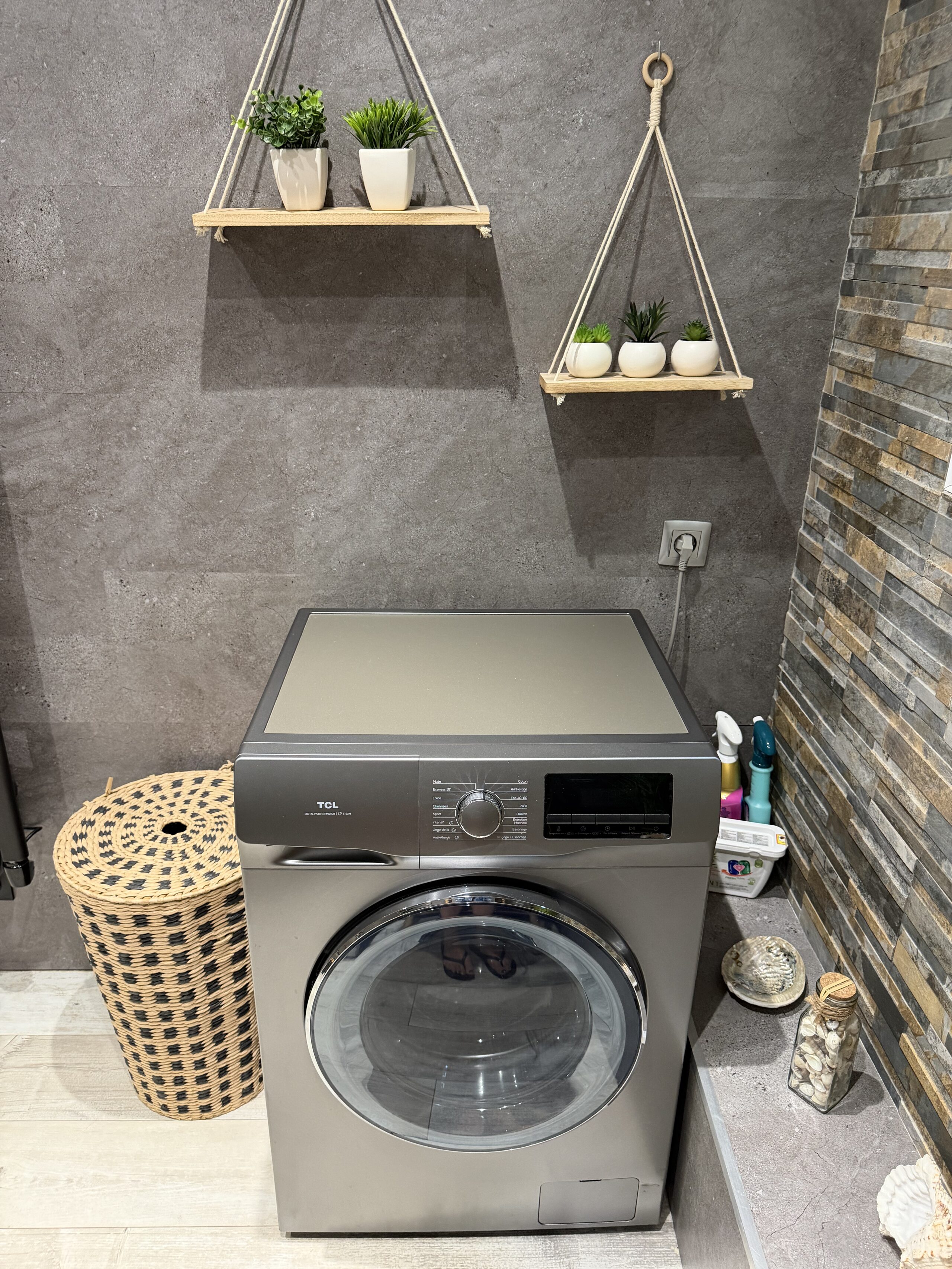Le lave-linge, dans la salle de bains