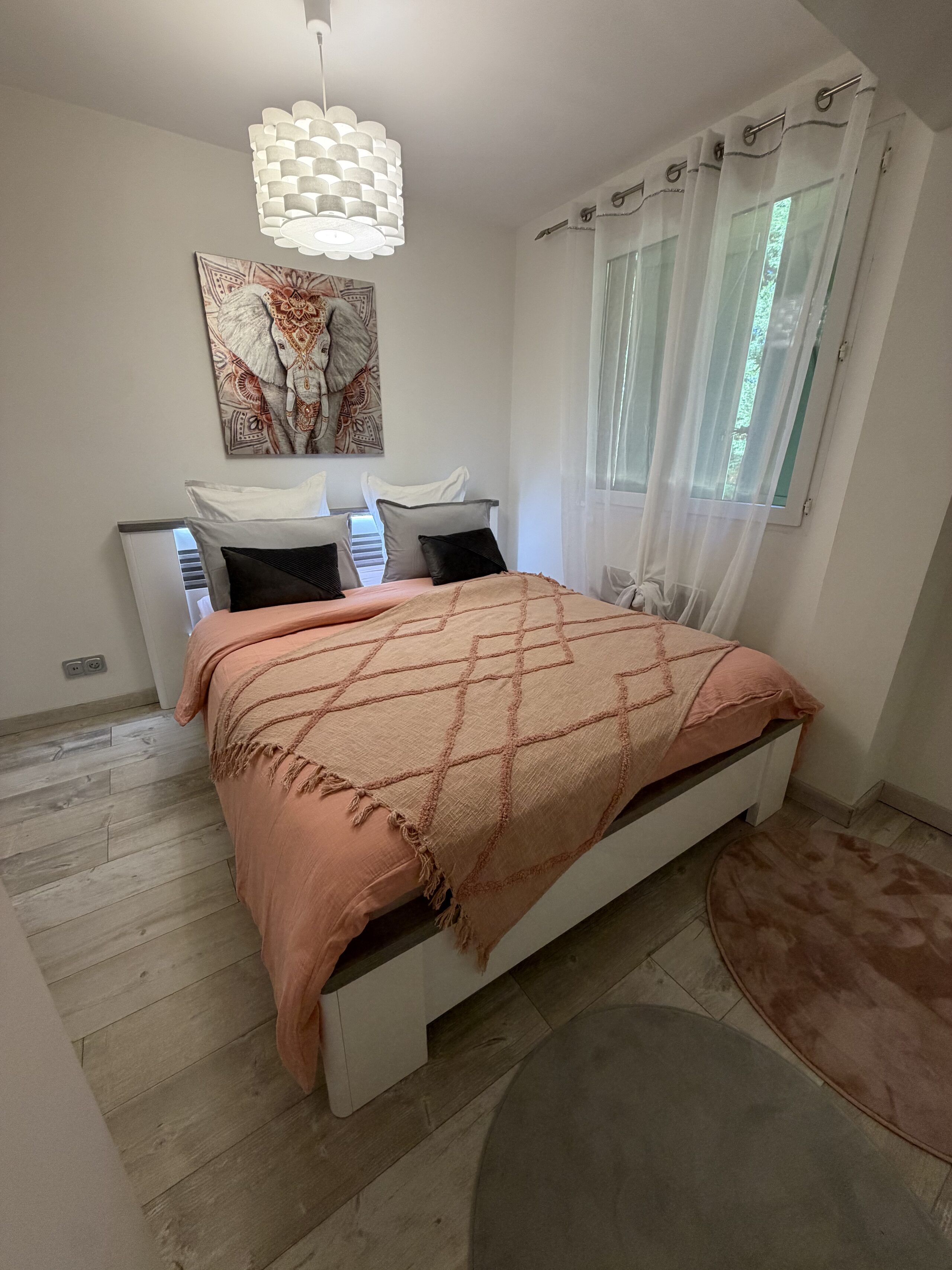 La seconde chambre et son lit double aux tons terracotta