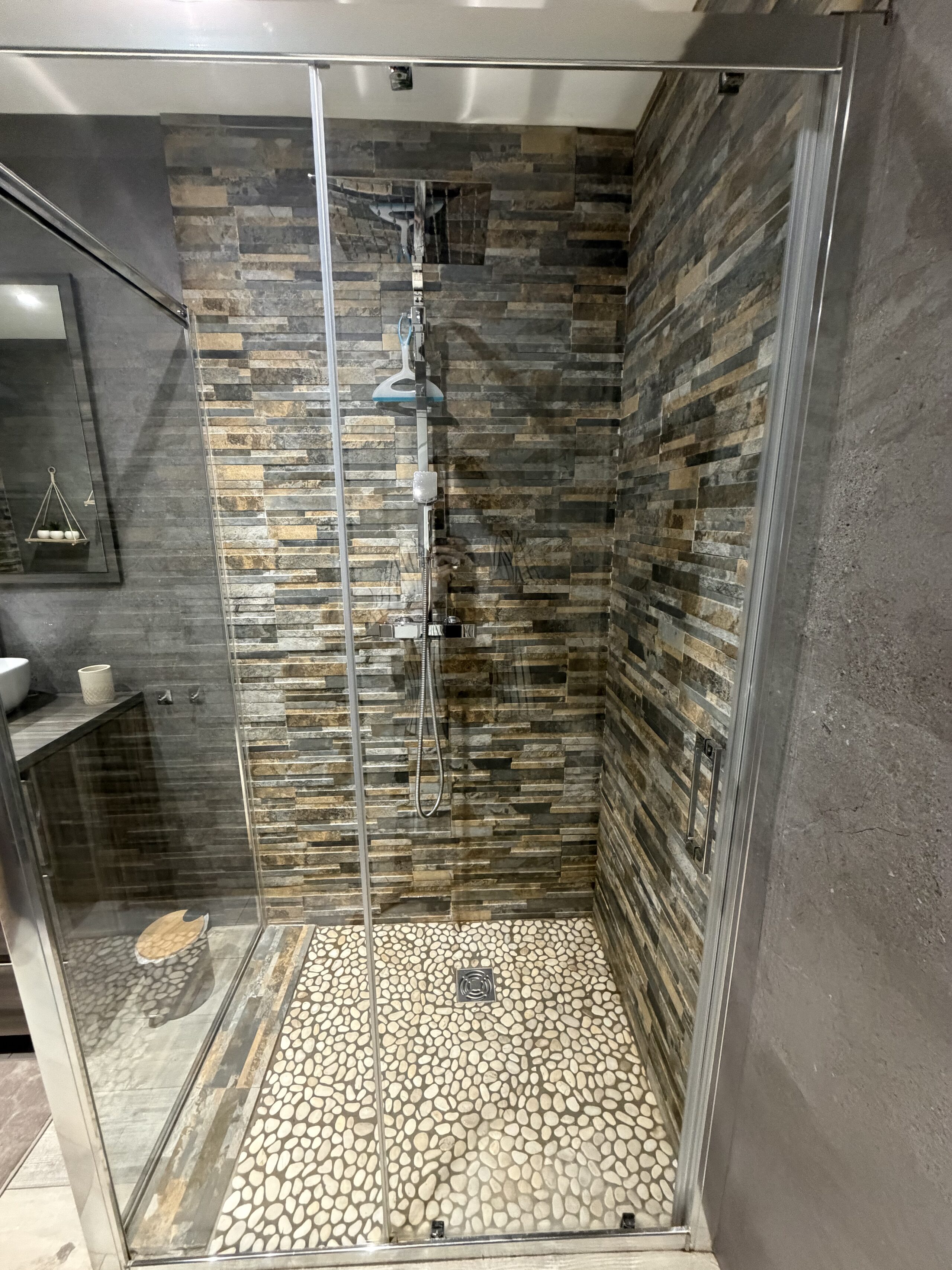 La douche à l'italienne de la salle de bains