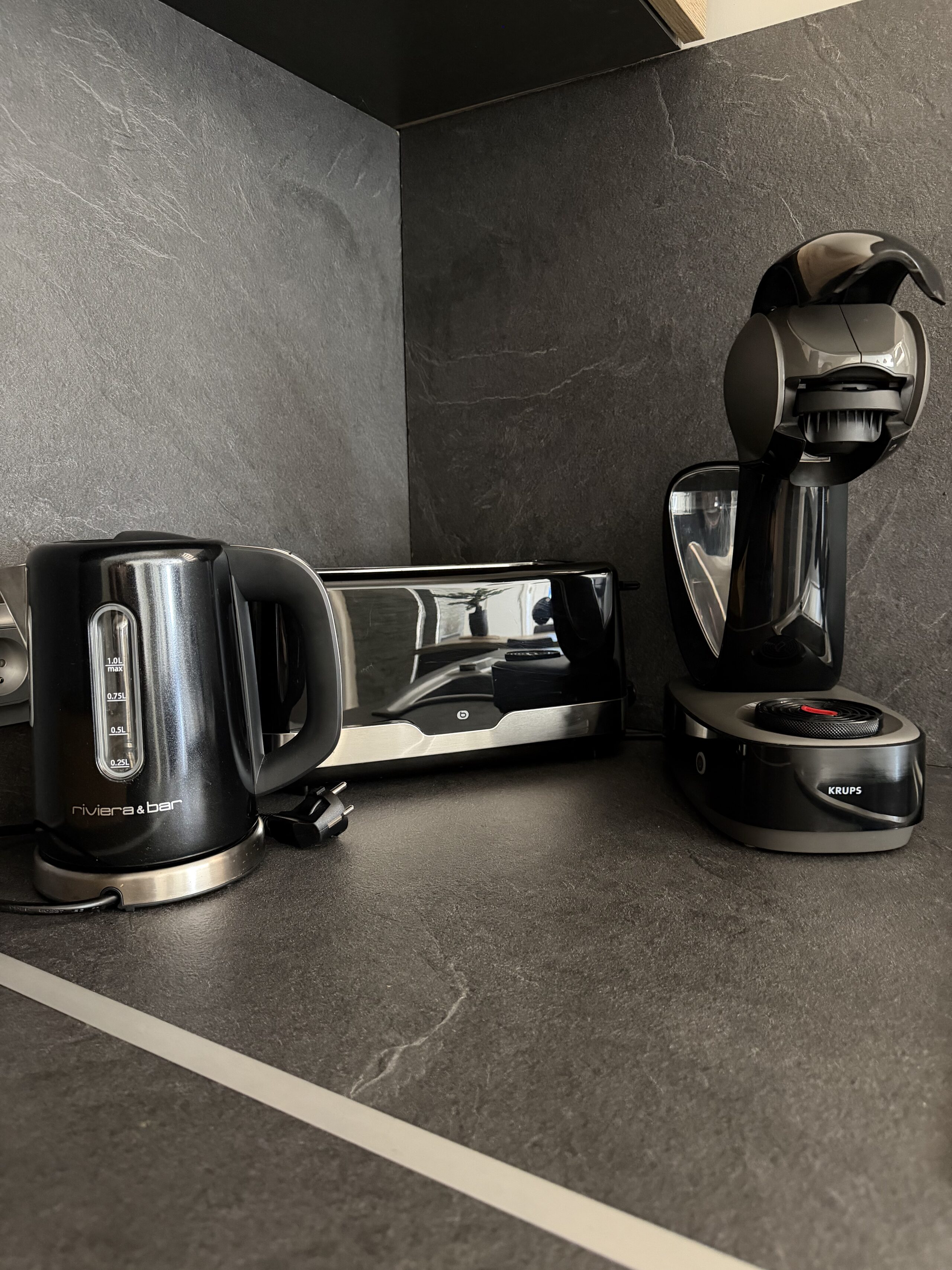 La bouilloire et la machine à café, avec le café et le thé fournis