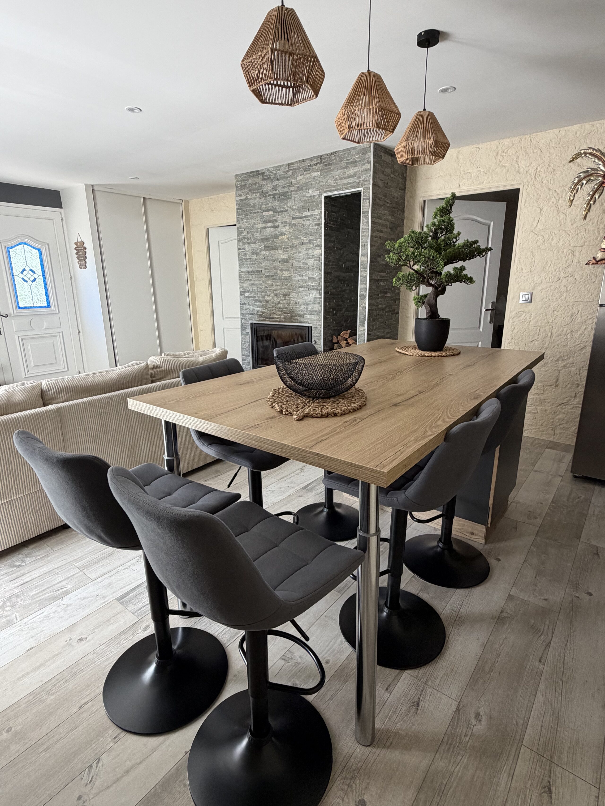 La table à manger sous les suspensions en rotin