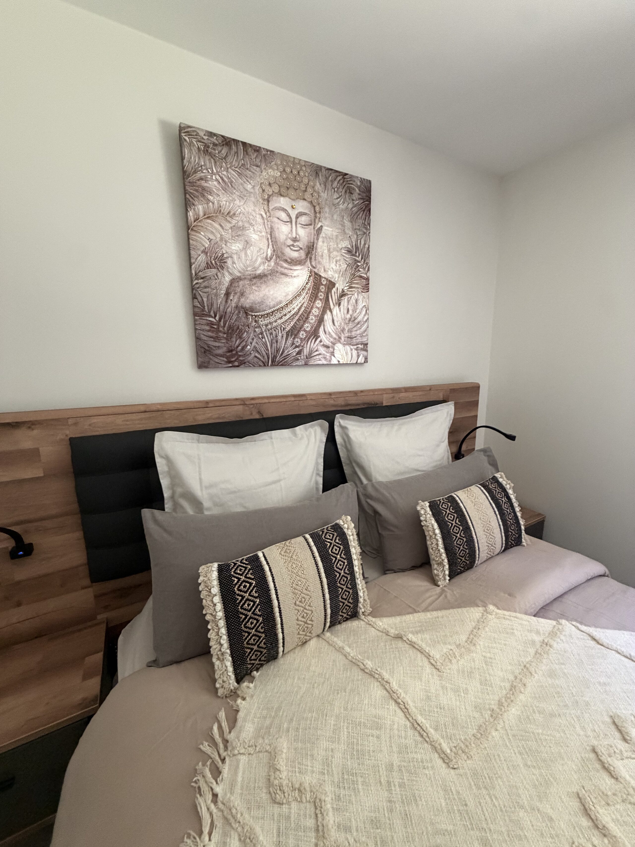 La tête de lit en bois de la chambre parentale