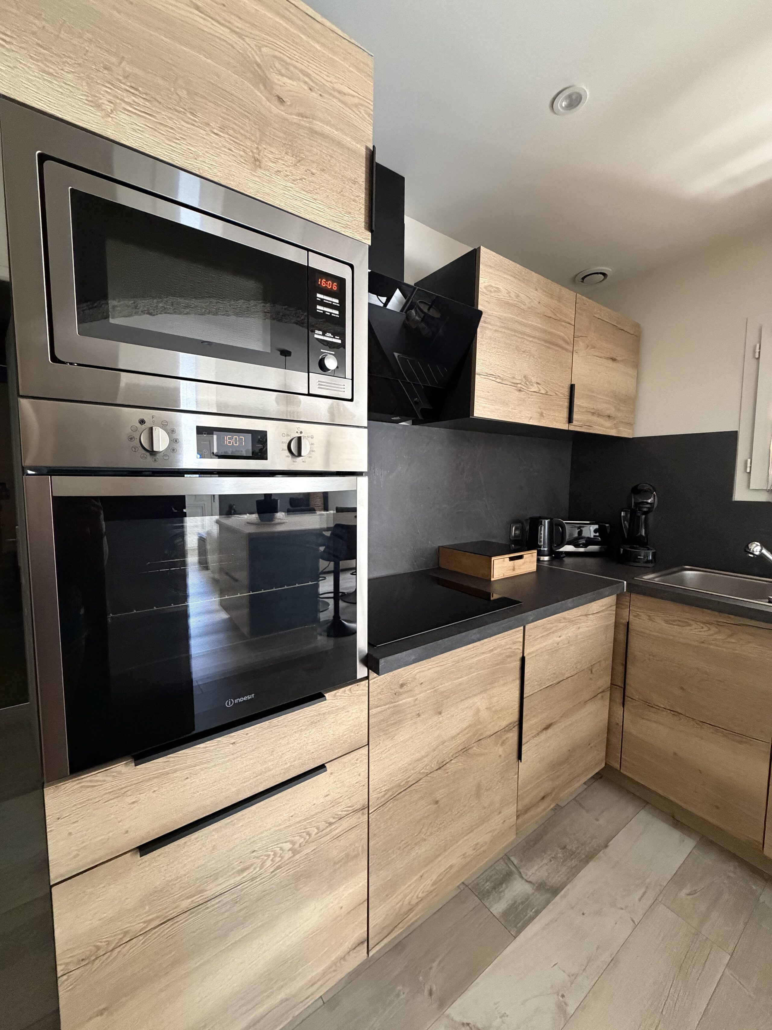 La colonne four et micro-ondes de la cuisine