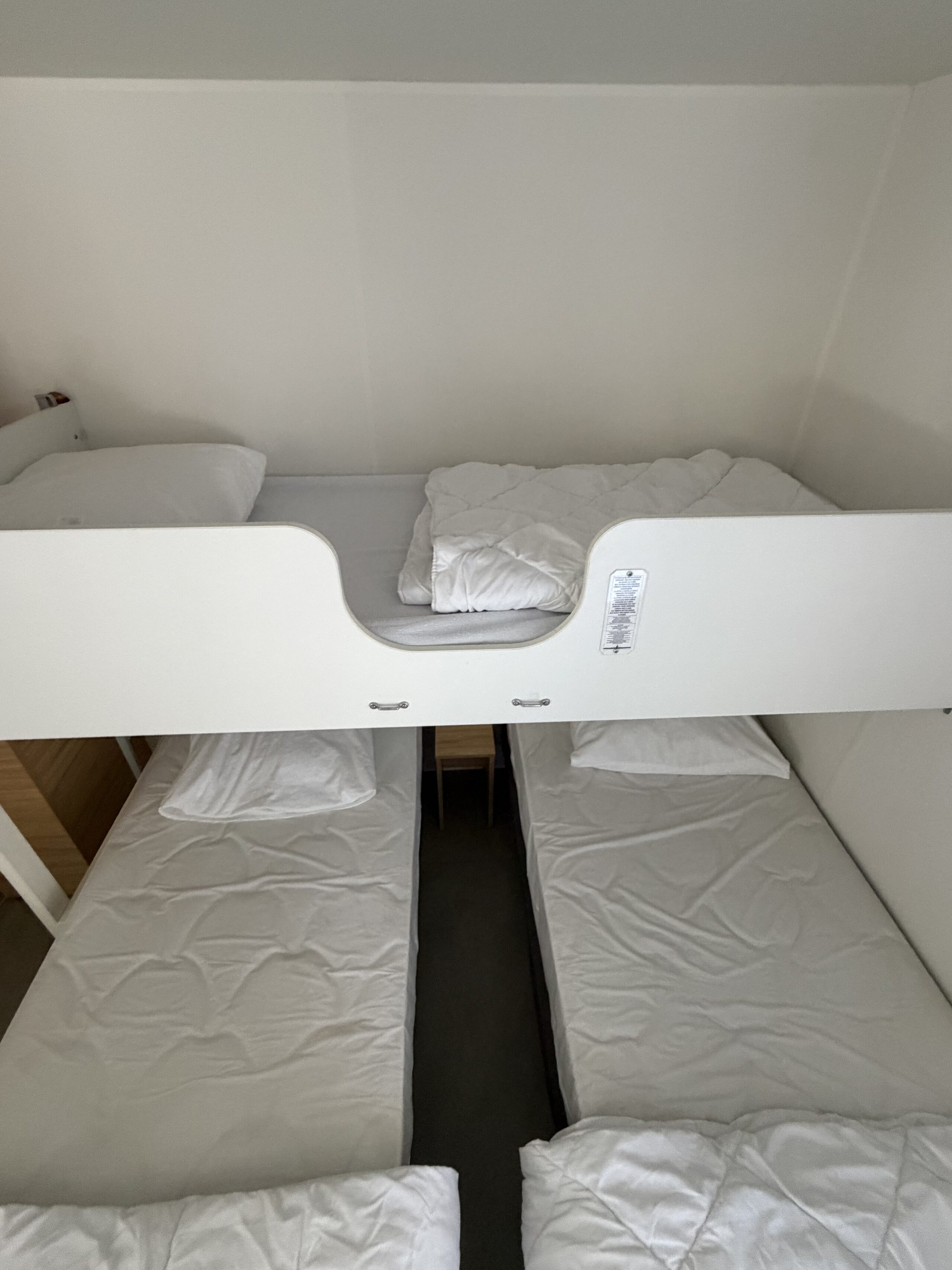 La seconde chambre, avec ses deux lits simples et sa couchette relevable