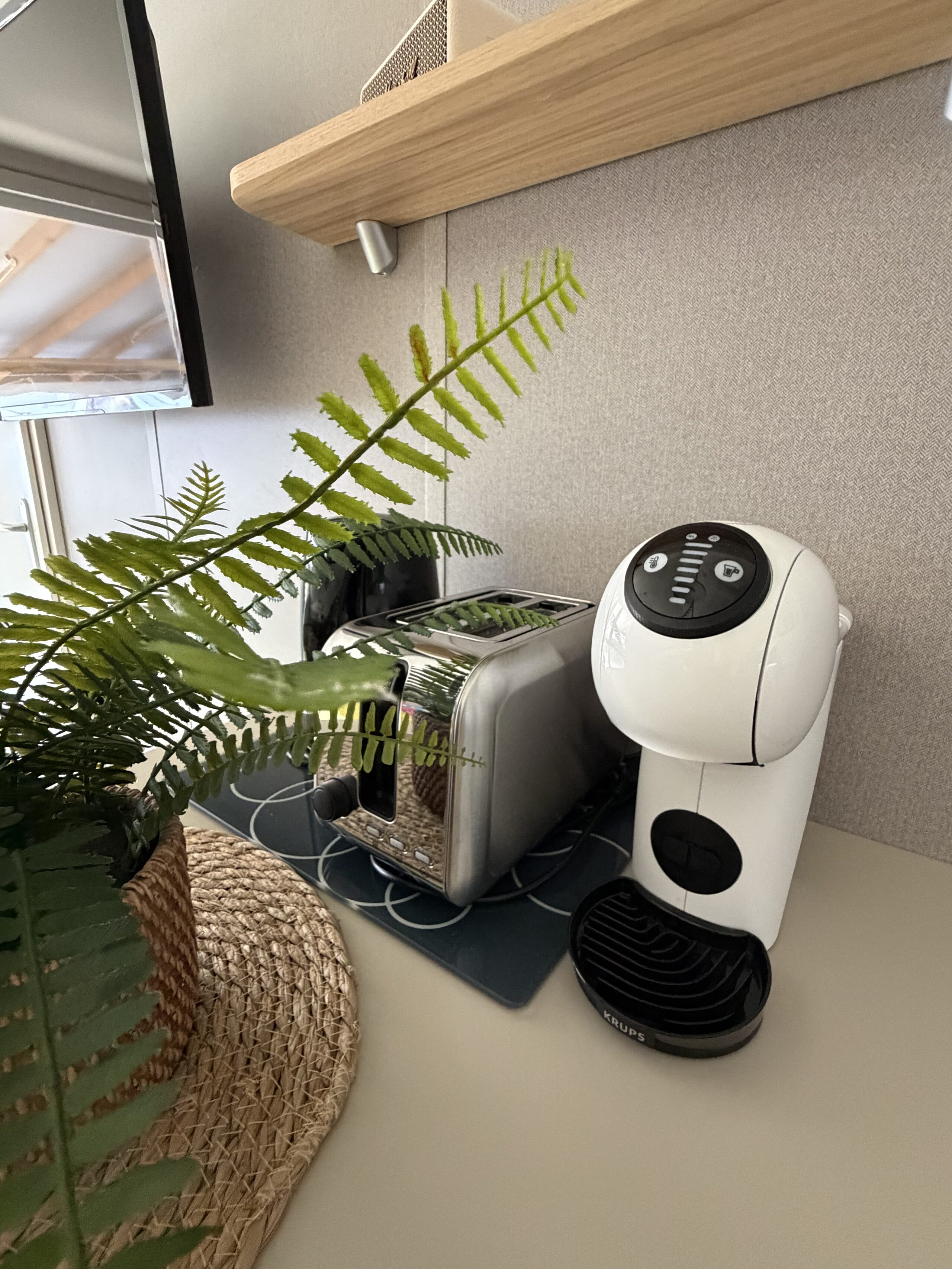 La machine à café et le grille-pain du coin cuisine