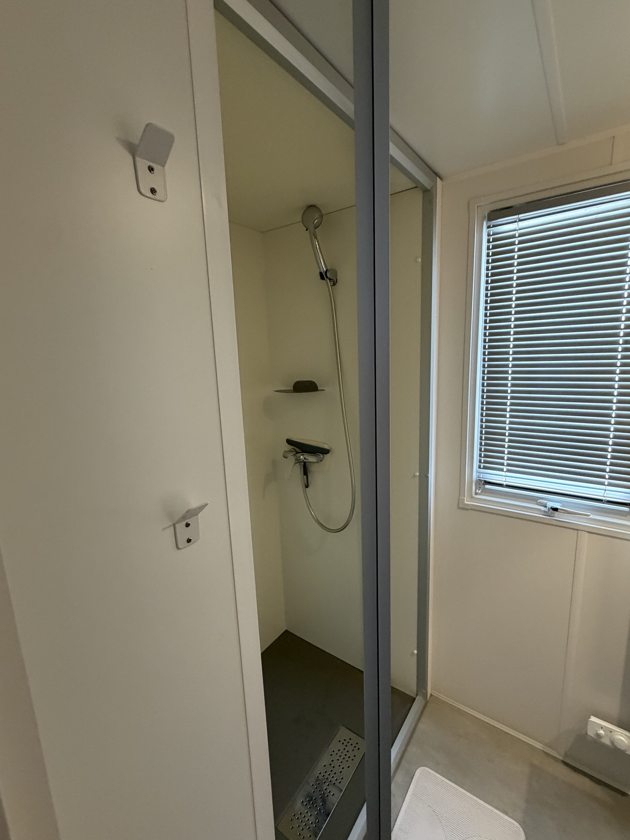La seconde salle d'eau et sa douche
