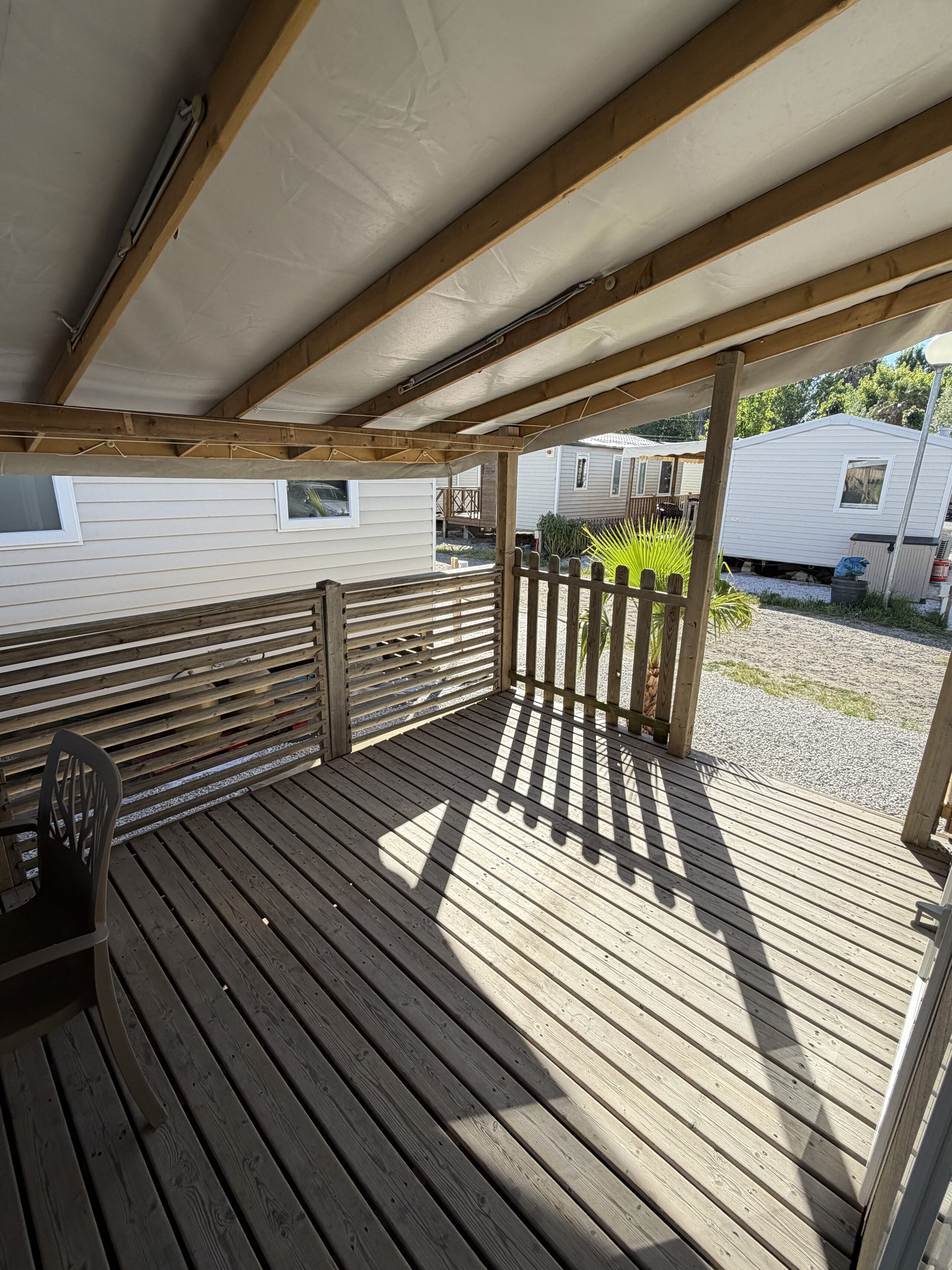 La terrasse couverte en bois, vue d'ensemble