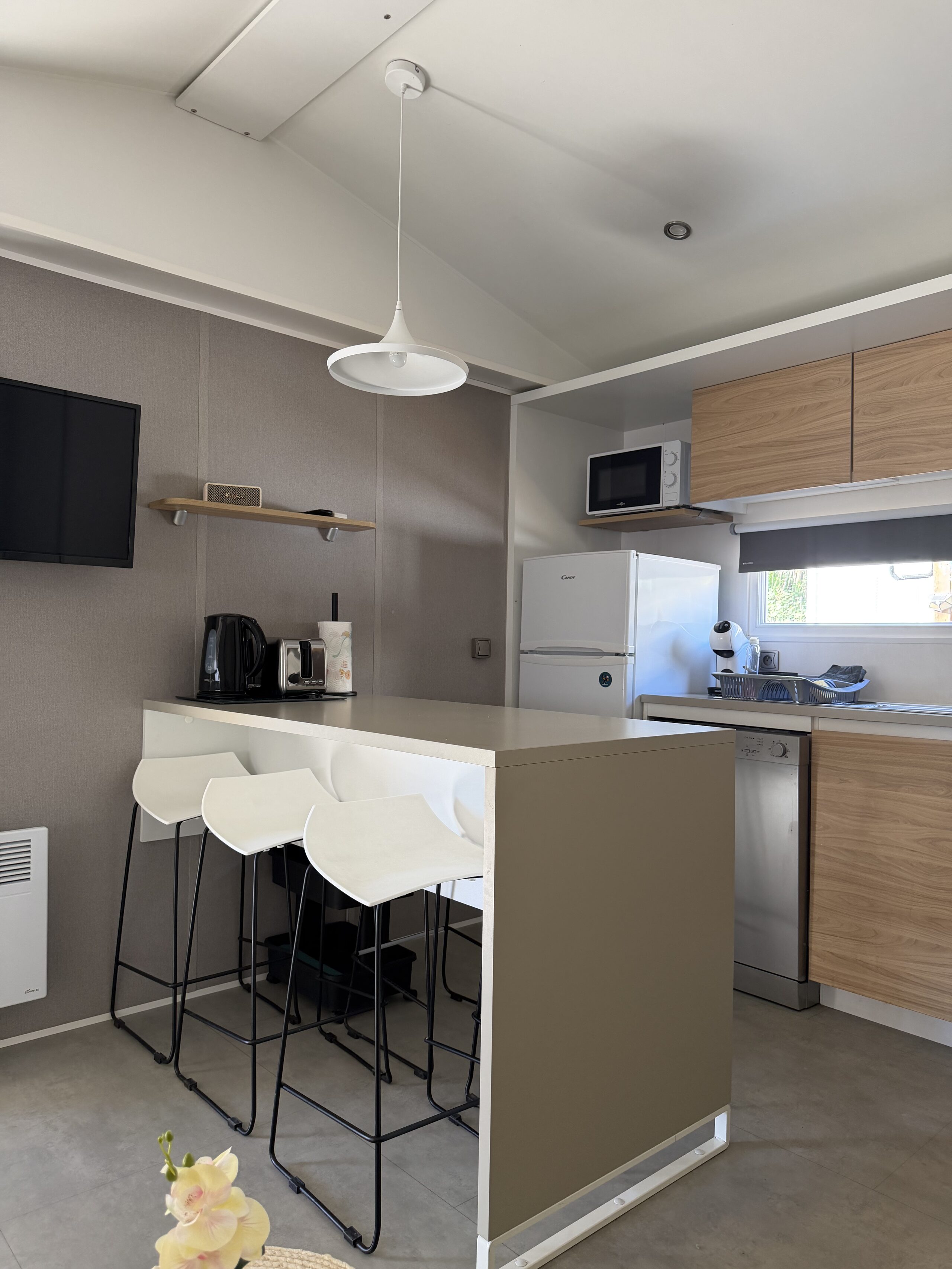 Le coin salon ouvert sur la cuisine et son bar