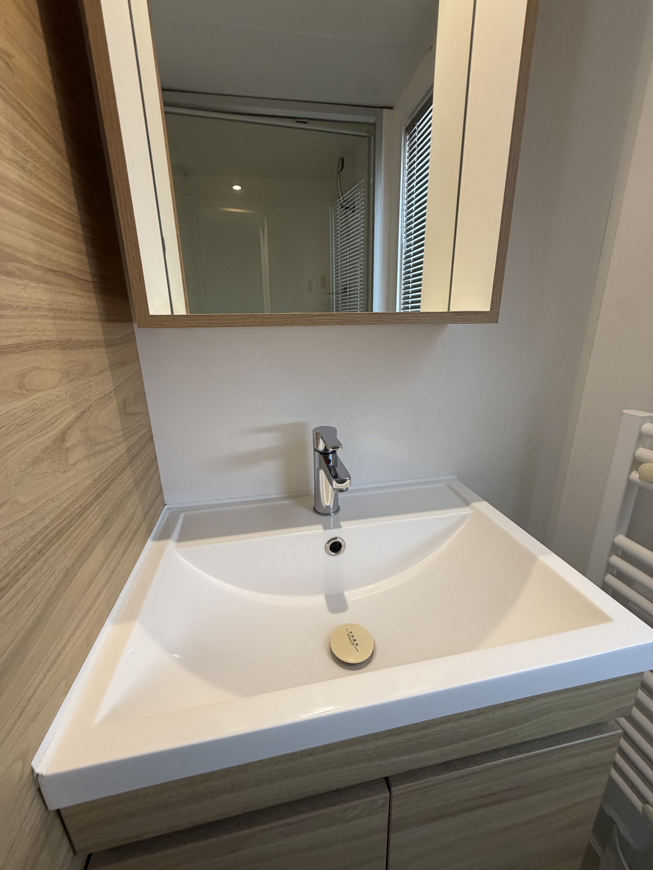 La salle d'eau de la chambre parentale, avec sa vasque