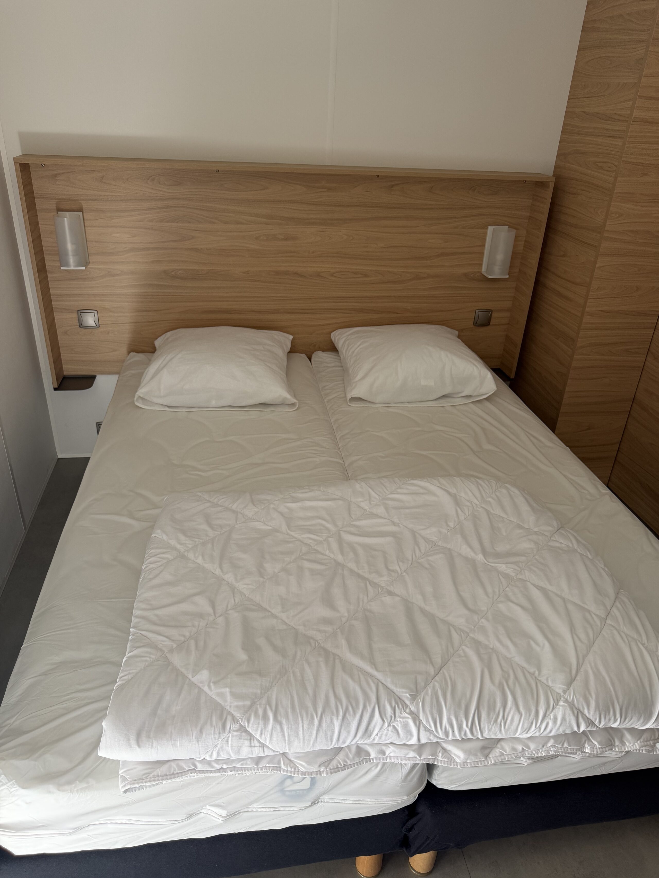 La chambre parentale et son lit double